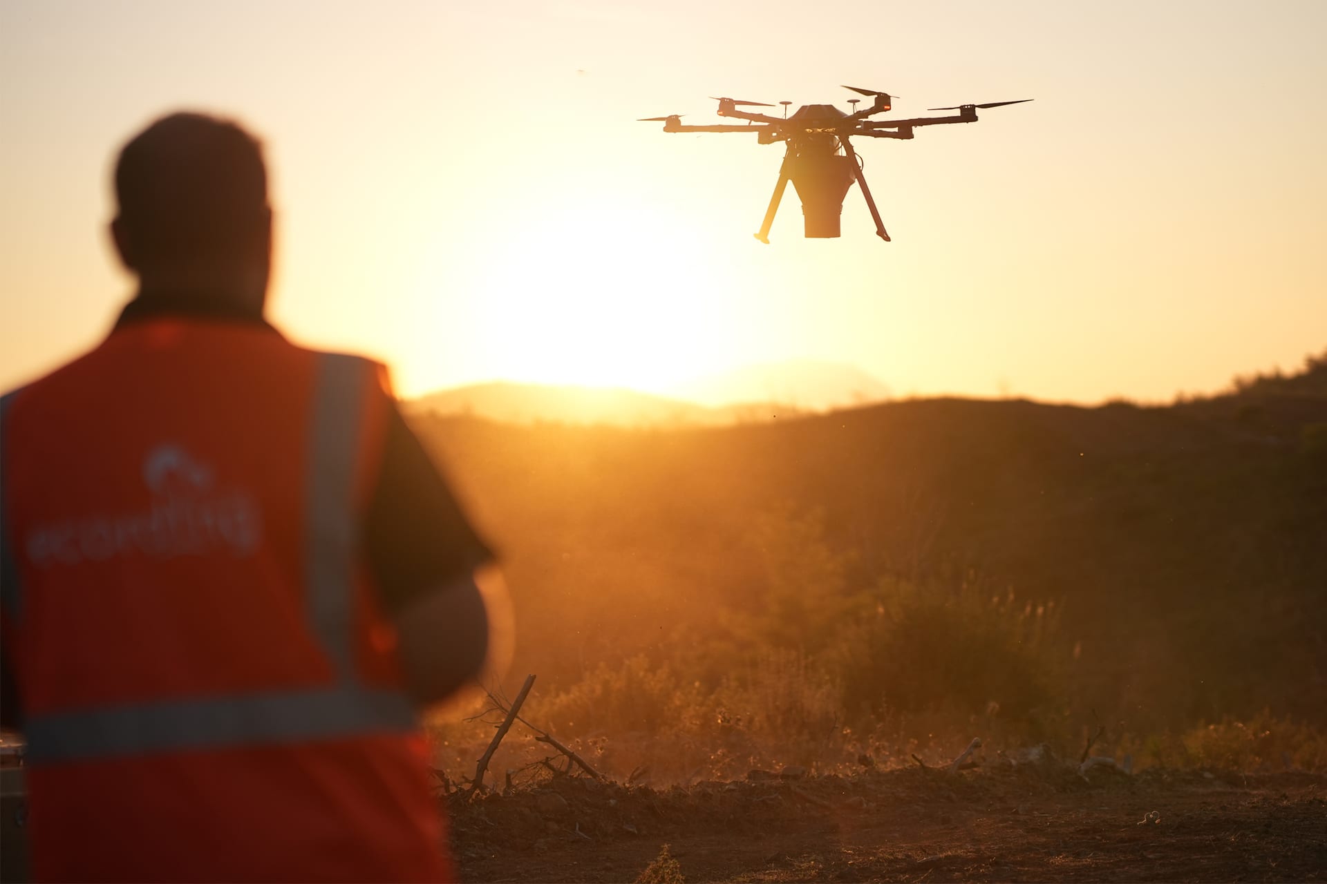 Gün batımında uçan ecoDrone’u izleyen operatör